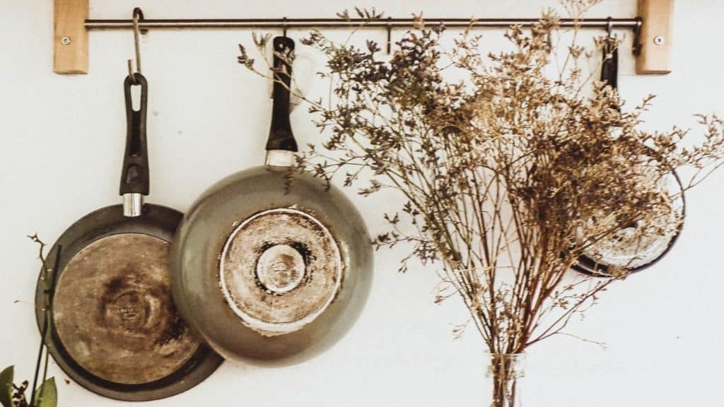 cast iron grill brush makes it easy to clean cast iron cookware